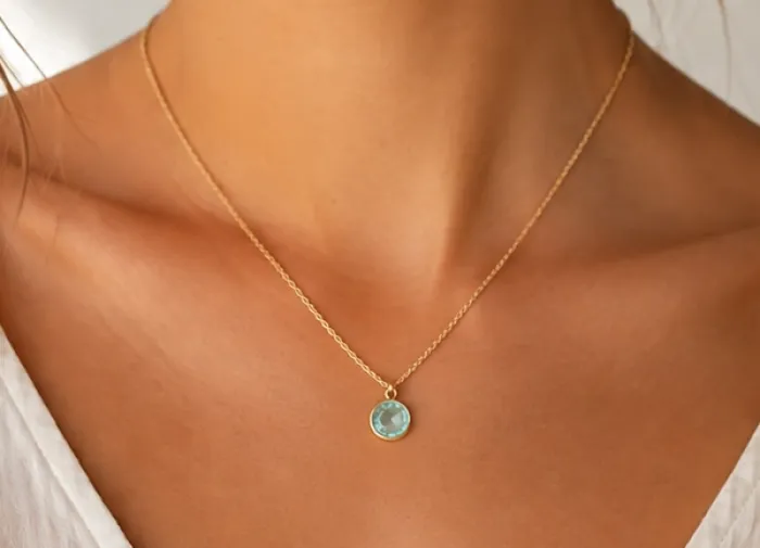 Model mit Aqua Calcedon Kette